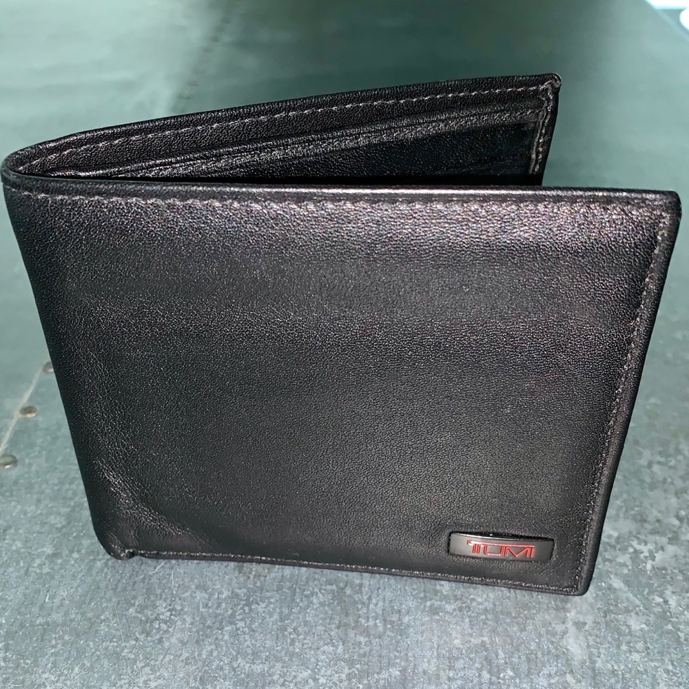 Tumi Slim Leather Bifold Wallet - Black